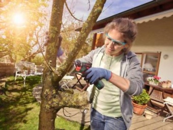 Аккумуляторная цепная пила Bosch EasyCut 12 (БОШ) технология NanoBlade c цепной пилкой (в кейсе) 06033C9020